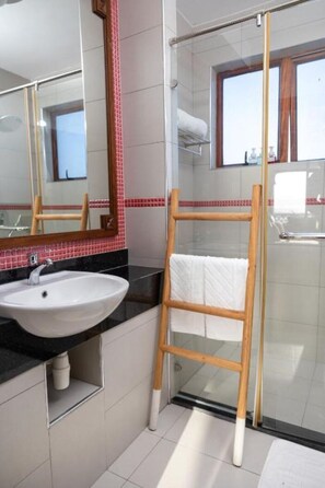 Serviettes fournies, papier toilette