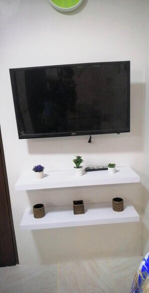 2 bedrooms, blackout drapes, WiFi