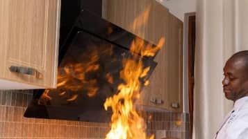 Een koelkast, een microgolfoven, een oven, een kookplaat