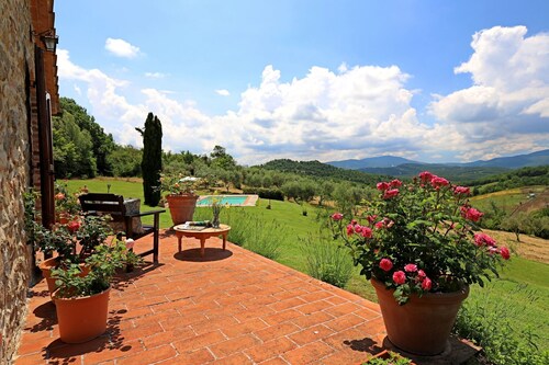 Romantic cottage with private pool and garden.
