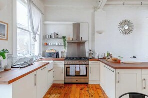 Basic Apartment, 1 Double Bed | Private kitchen | Fridge, oven, stovetop, dishwasher - Stylish & Spacious 1BD Flat - Dalston (London)