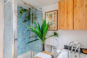 Basic-Apartment, 1 Doppelbett | Badezimmer | Handtücher, Seife, Shampoo, Toilettenpapier