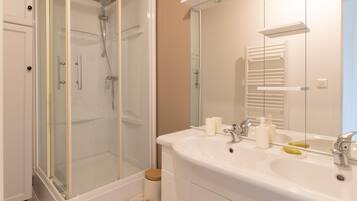 Douche, sĂšche-cheveux, serviettes fournies