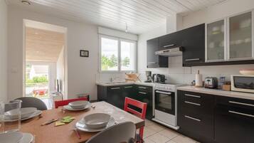 Réfrigérateur, micro-ondes, four, cafetiÚre/bouilloire