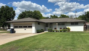 Exterior - Nice 3 Bedroom, 1.5 bathroom Chickasaw House (Enid)