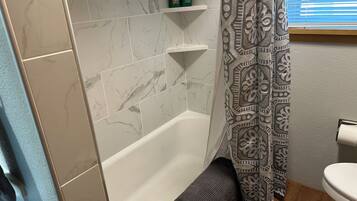 Suihku, hiustenkuivaaja, pyyhkeet, saippua