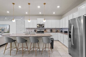 Microwave, dishwasher, high chair - 10 Bedroom/ 8 Bathroom/ Windsor Island (3233LW) (Davenport)