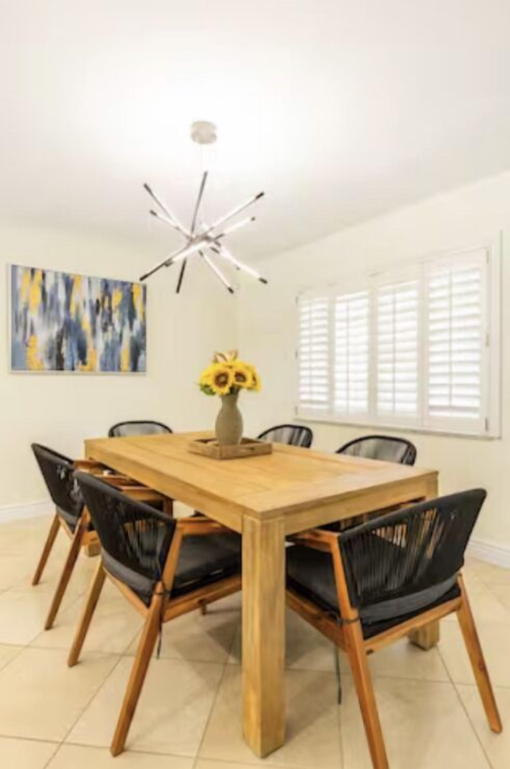 Doing room table with chairs 