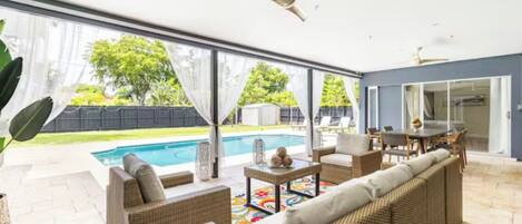 Utomhuspool och uppvärmd pool