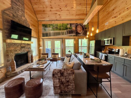Cabin with indoor pool, Hot Tub, & arcade games, perfect Central location!