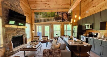 Cabin with indoor pool, Hot Tub, & arcade games, perfect Central location!