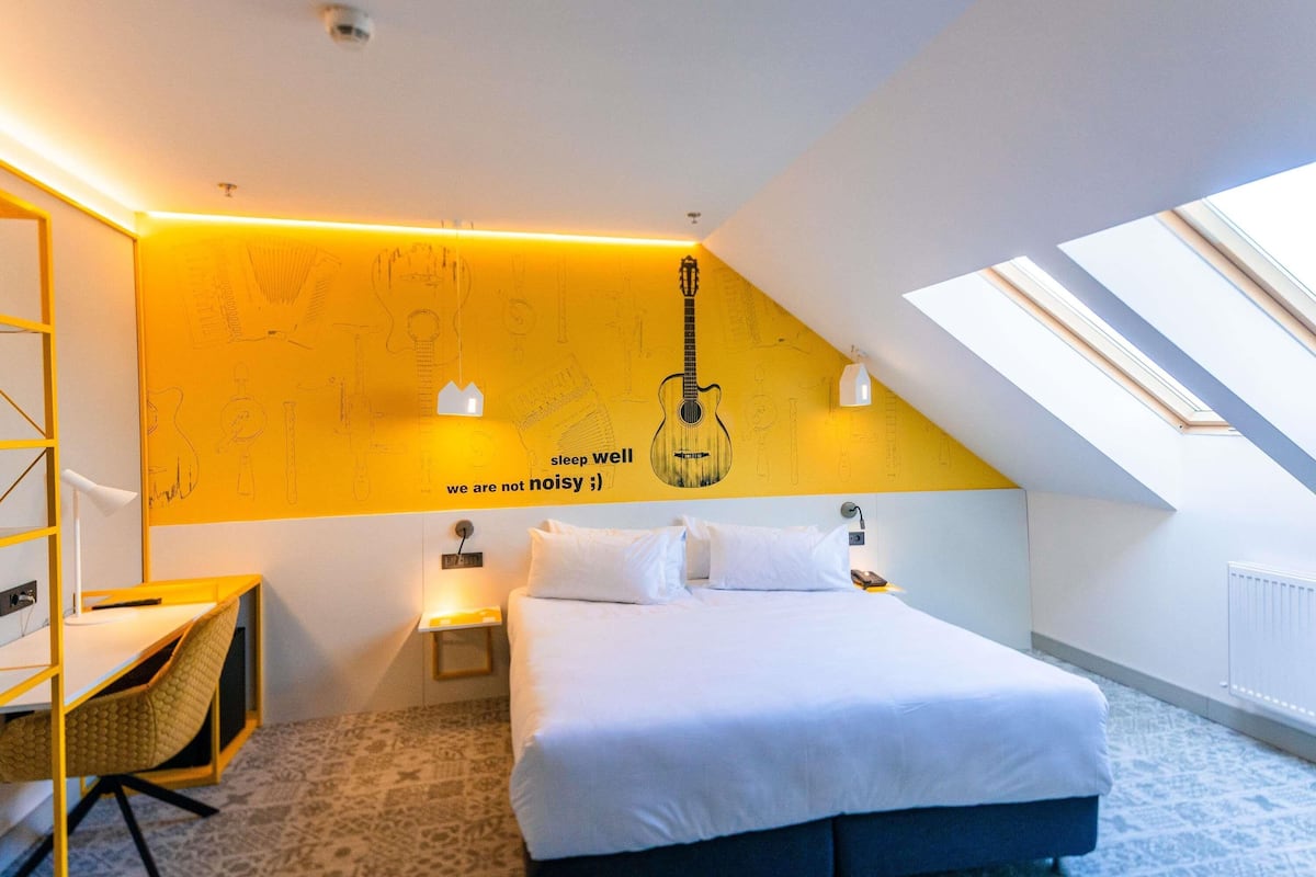 Superior-rum - 1 dubbelsÀng | Allergitestade sÀngklÀder och vÀrdeförvaringsskÄp pÄ rummet