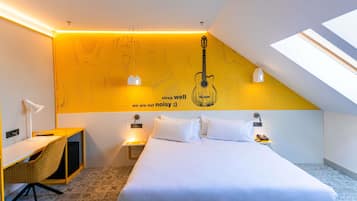 Standard Room, 1 Double Bed | Hypo-allergenic bedding, in-room safe, blackout drapes, soundproofing