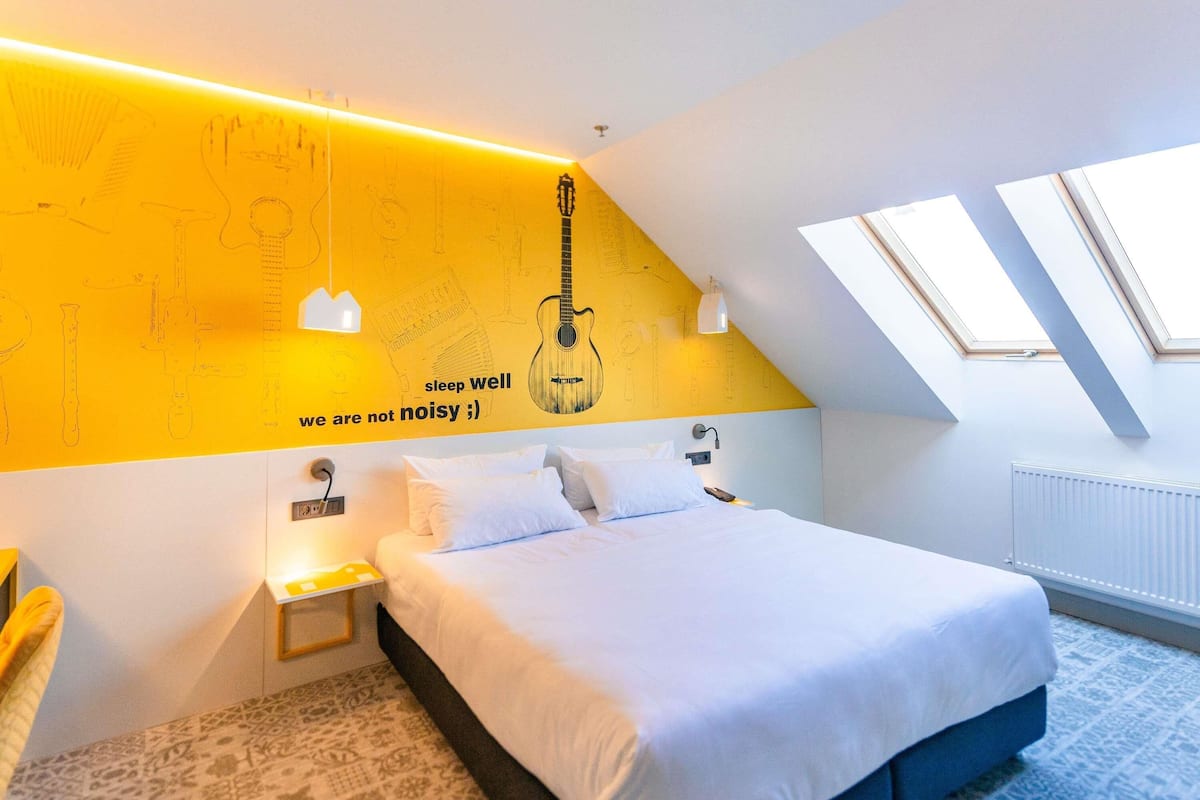 Allergitestade sÀngklÀder och vÀrdeförvaringsskÄp pÄ rummet