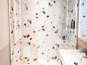 防过敏的被褥、客房内保险箱、办公桌、笔记本电脑工作区