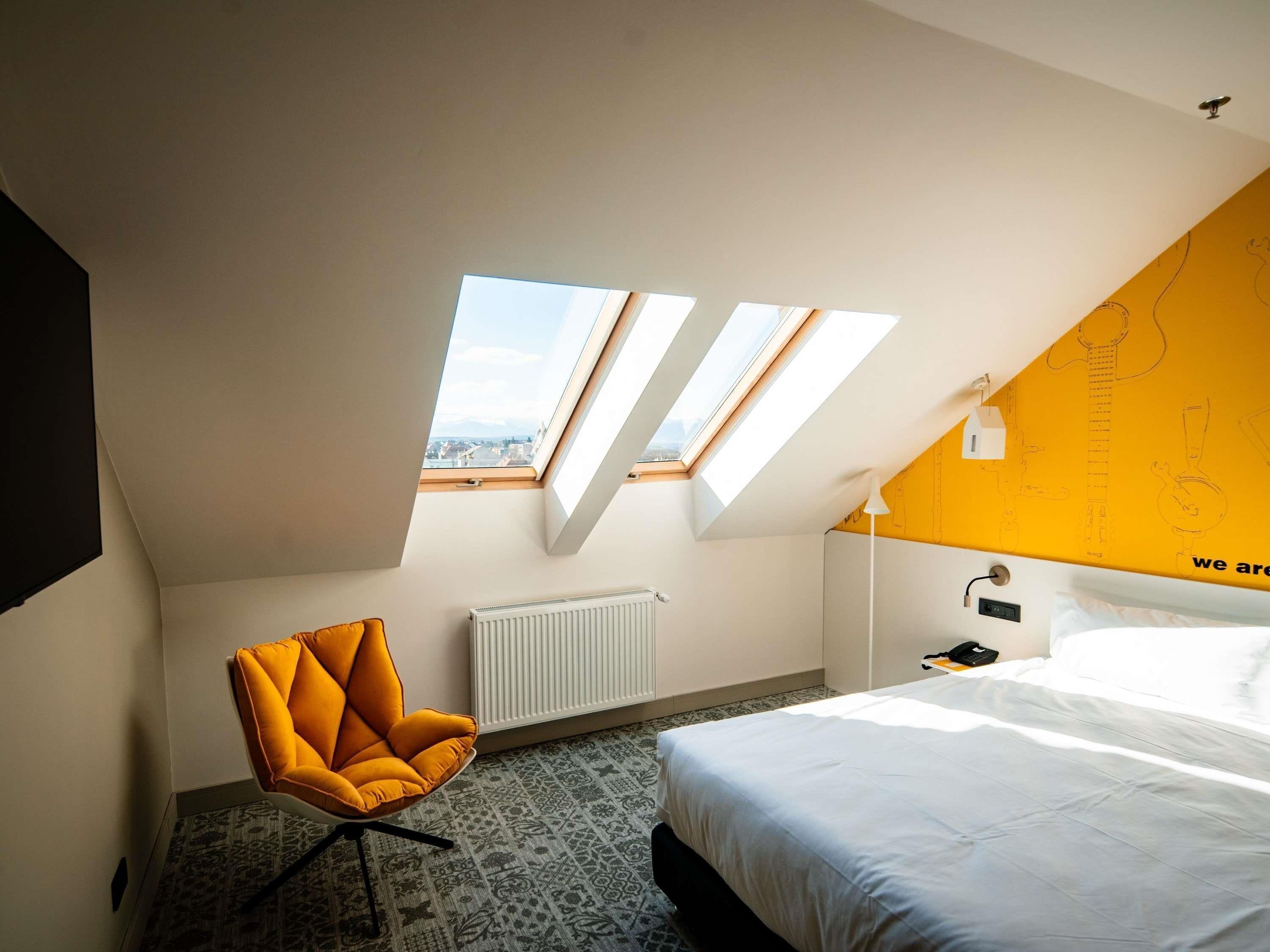 Premium-rum - 1 dubbelsäng | Allergitestade sängkläder och värdeförvaringsskåp på rummet