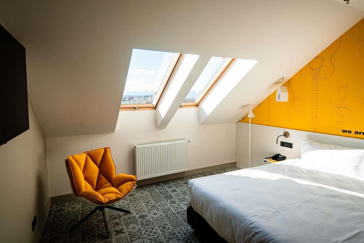 Premium-rum - 1 dubbelsÀng | Allergitestade sÀngklÀder och vÀrdeförvaringsskÄp pÄ rummet