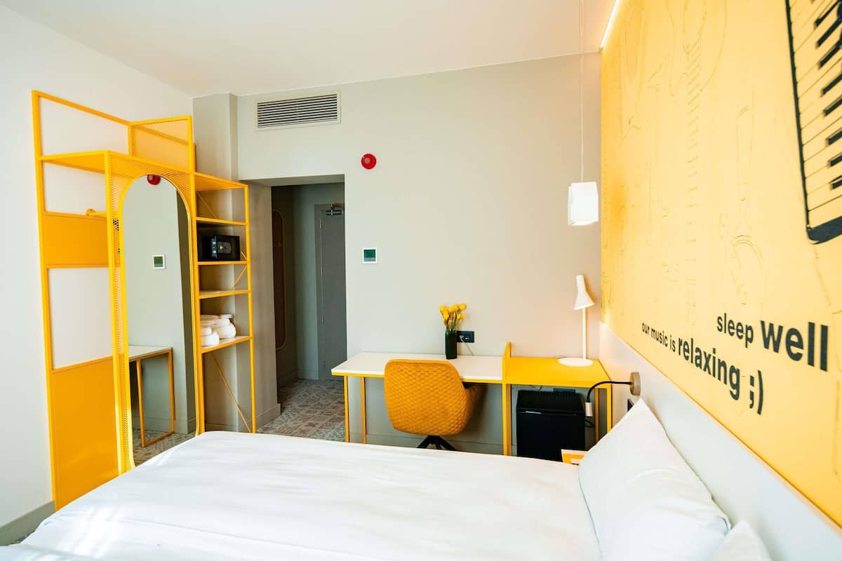 Hypo-allergenic bedding, in-room safe, blackout drapes, soundproofing