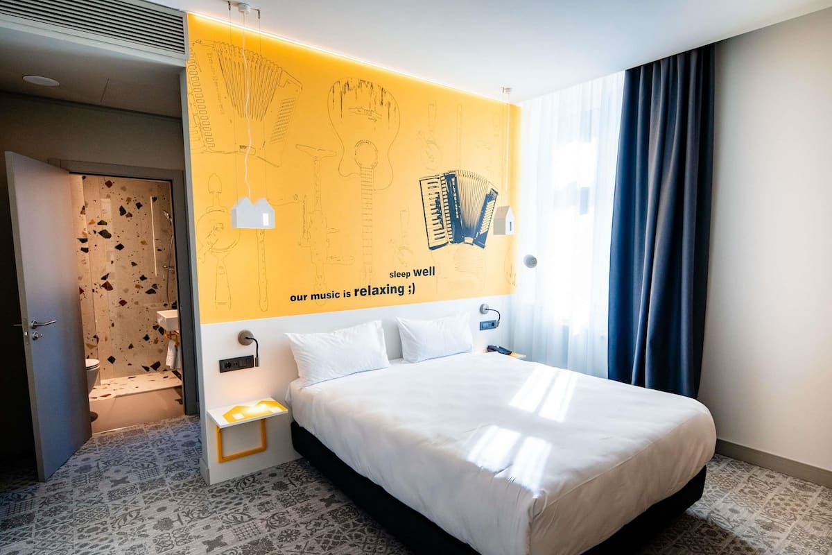 Familjesvit - 1 dubbelsÀng med bÀddsoffa | Allergitestade sÀngklÀder och vÀrdeförvaringsskÄp pÄ rummet