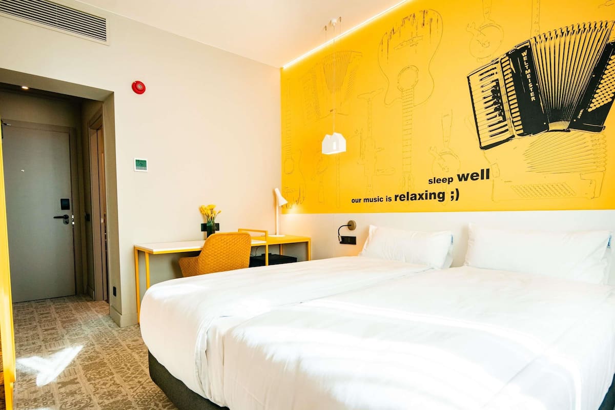 Superior-rum - 2 enkelsÀngar | Allergitestade sÀngklÀder och vÀrdeförvaringsskÄp pÄ rummet