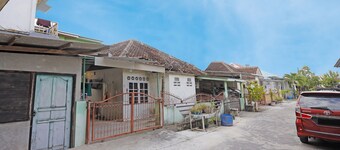 OYO 90998 Wisma Pinggir