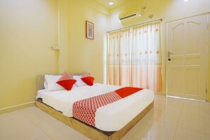 Standard Double Room | Desk, laptop workspace, free wired internet, bed sheets - Hotel O Wisma Pinggir (Tanjung Pinang)