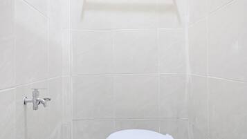 Standard Double Room | Bathroom | Shower, towels