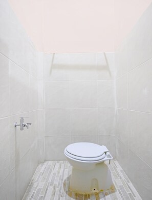 Standard Double Room | Bathroom | Shower, towels - Hotel O Wisma Pinggir (Tanjung Pinang)