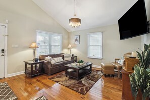 TV, books - Savannah Home w/ Patio & Grill ~ 2 Mi to Downtown (Savannah)