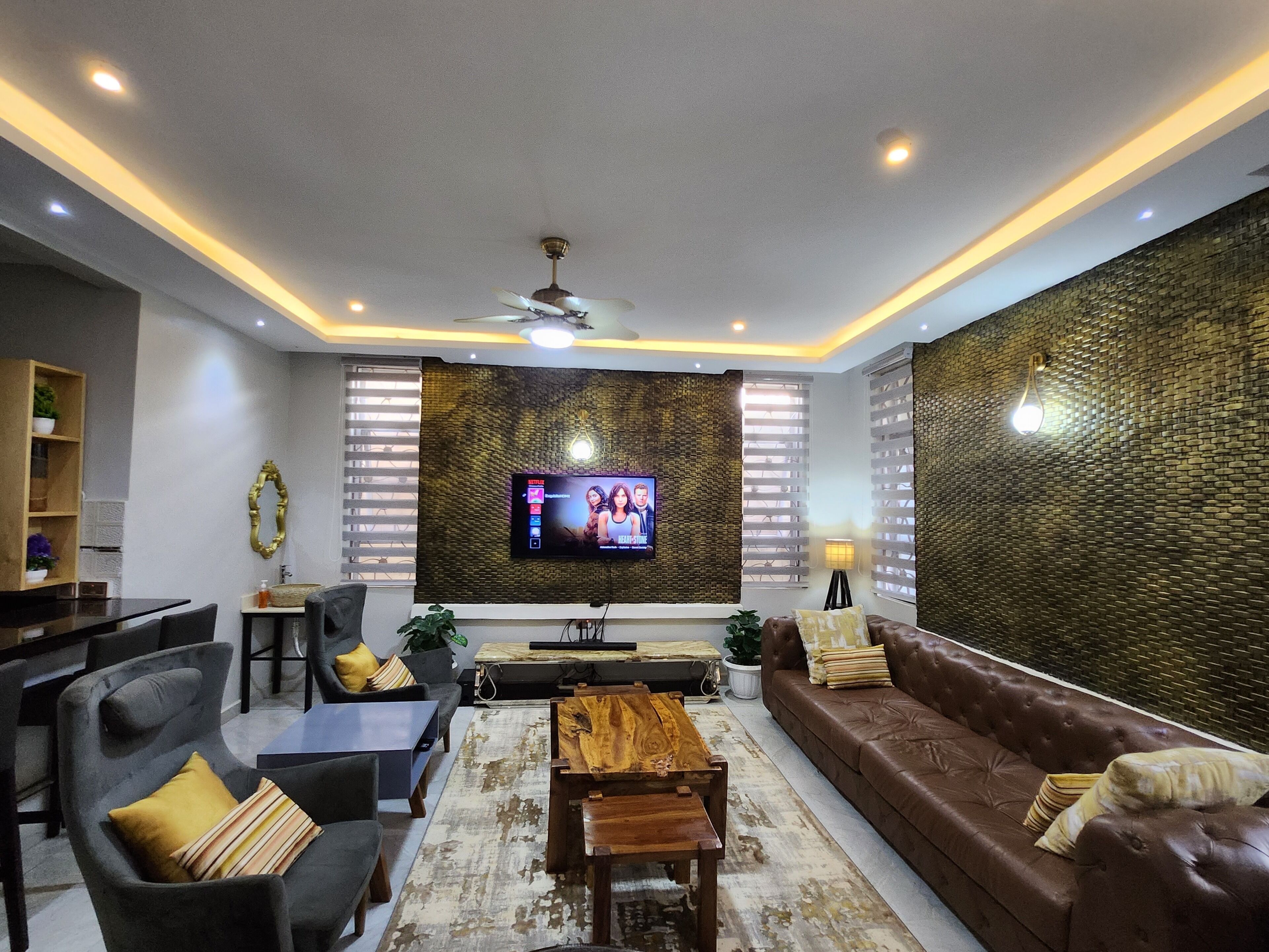 Smart-tv, böcker, en stereo och datorskärmar