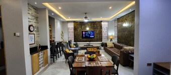 Exquisite 4bed 4.5bath Lake View Home!