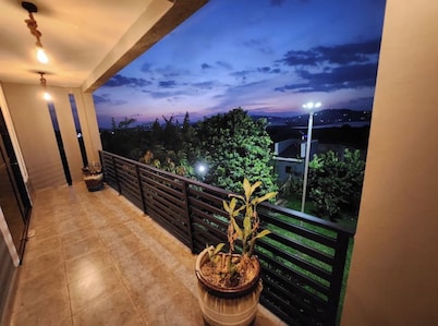 Exquisite 4bed 4.5bath Lake View Home!