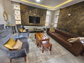 TV connectée, livres, chaîne hi-fi, écrans d'ordinateur