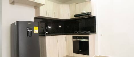 Fridge, oven, stovetop, cookware/dishes/utensils