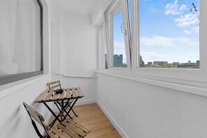 Großer Kühlschrank, Mikrowelle, Ofen