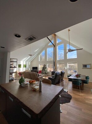 Smart TV, fireplace