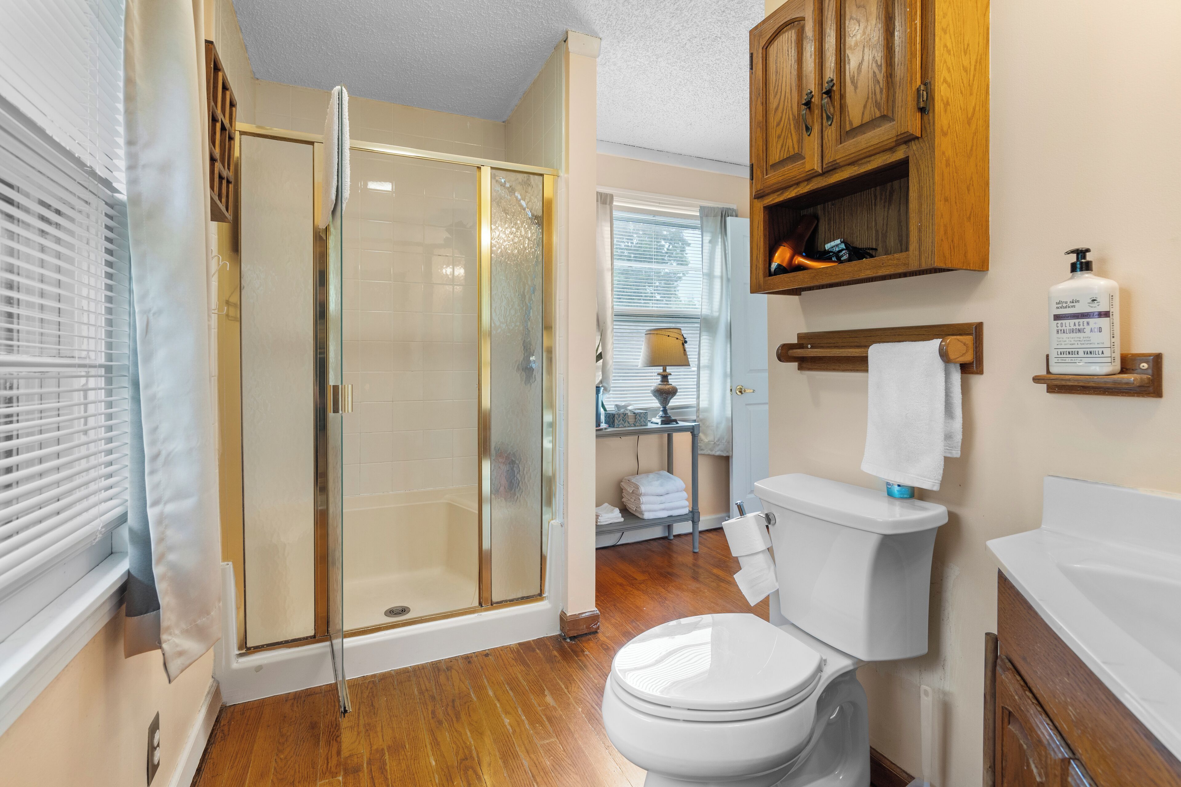 Shower, hair dryer, bidet, towels