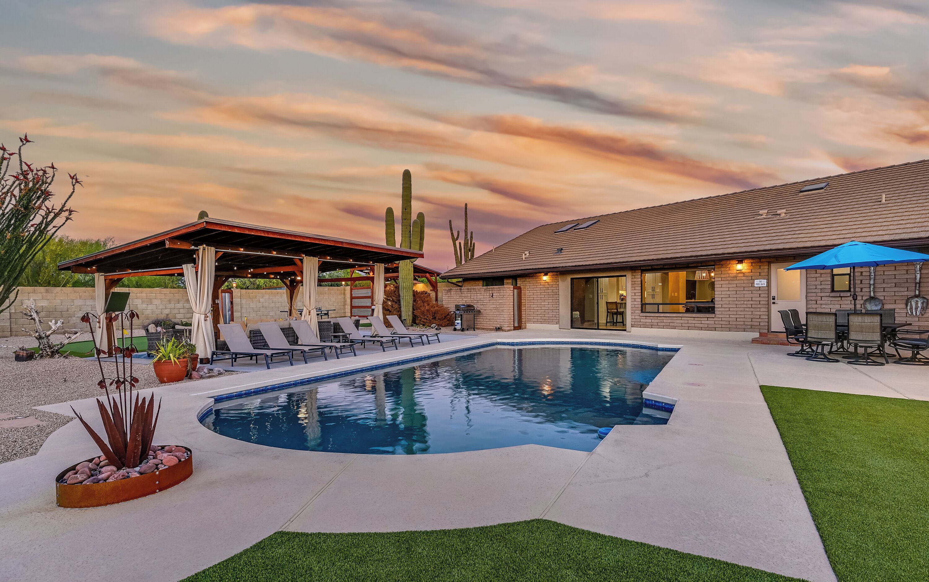 Cave Creek Pool House Spacious home, backyard oasis, putting green, private pool and hot tub