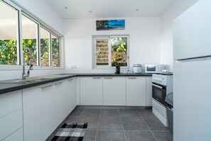 Frigorífico, microondas, horno y placa de cocina