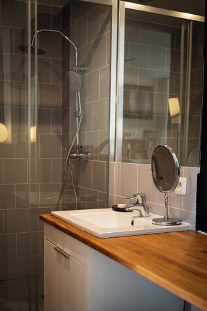 Dusche, Haartrockner, Handtücher, Toilettenpapier