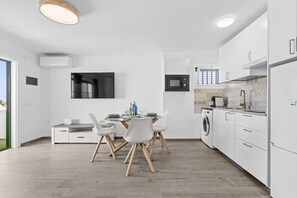 Geladeira, micro-ondas, cafeteira/chaleira, chaleira elétrica