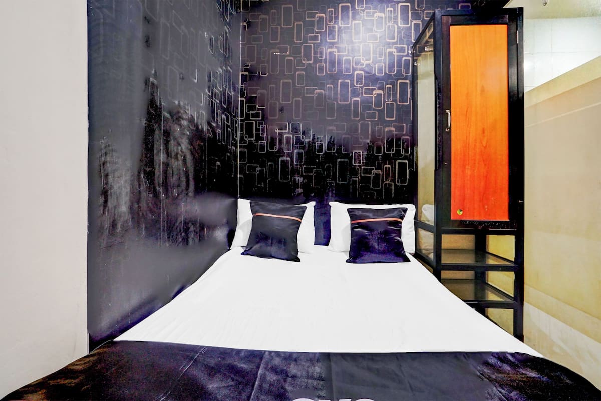 Standard Double Room | Laptop workspace, free WiFi, bed sheets