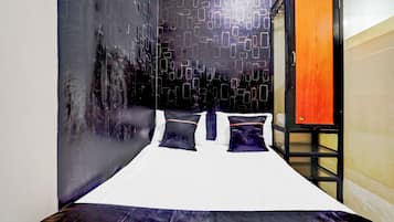 Espacio para trabajar con laptop, wifi gratis y ropa de cama