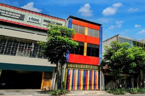 Front of property - Hotel O Surabaya near Universitas Airlangga formerly Kertajaya Residence Surabaya (Surabaya)