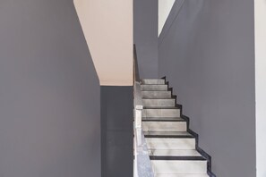 Lobby - Hotel O Surabaya near Universitas Airlangga formerly Kertajaya Residence Surabaya (Surabaya)