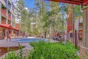 Tina de hidromasaje al aire libre