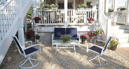 Savannah Inn Anhors Away