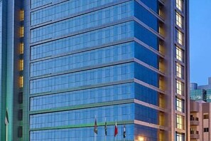 Un immeuble de grande hauteur, doté de nombreux étages et d’une façade moderne en verre.
