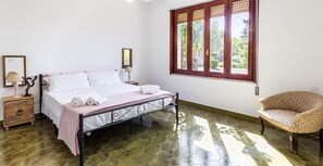 4 bedrooms, WiFi, bed sheets