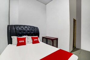 Standard Double Room | Laptop workspace, free WiFi, bed sheets - Hotel O Brayan Guest House (Medan)